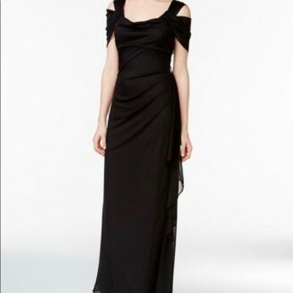 Gorgeous Cold-shoulder Draped Gown R&M Richards ♥️